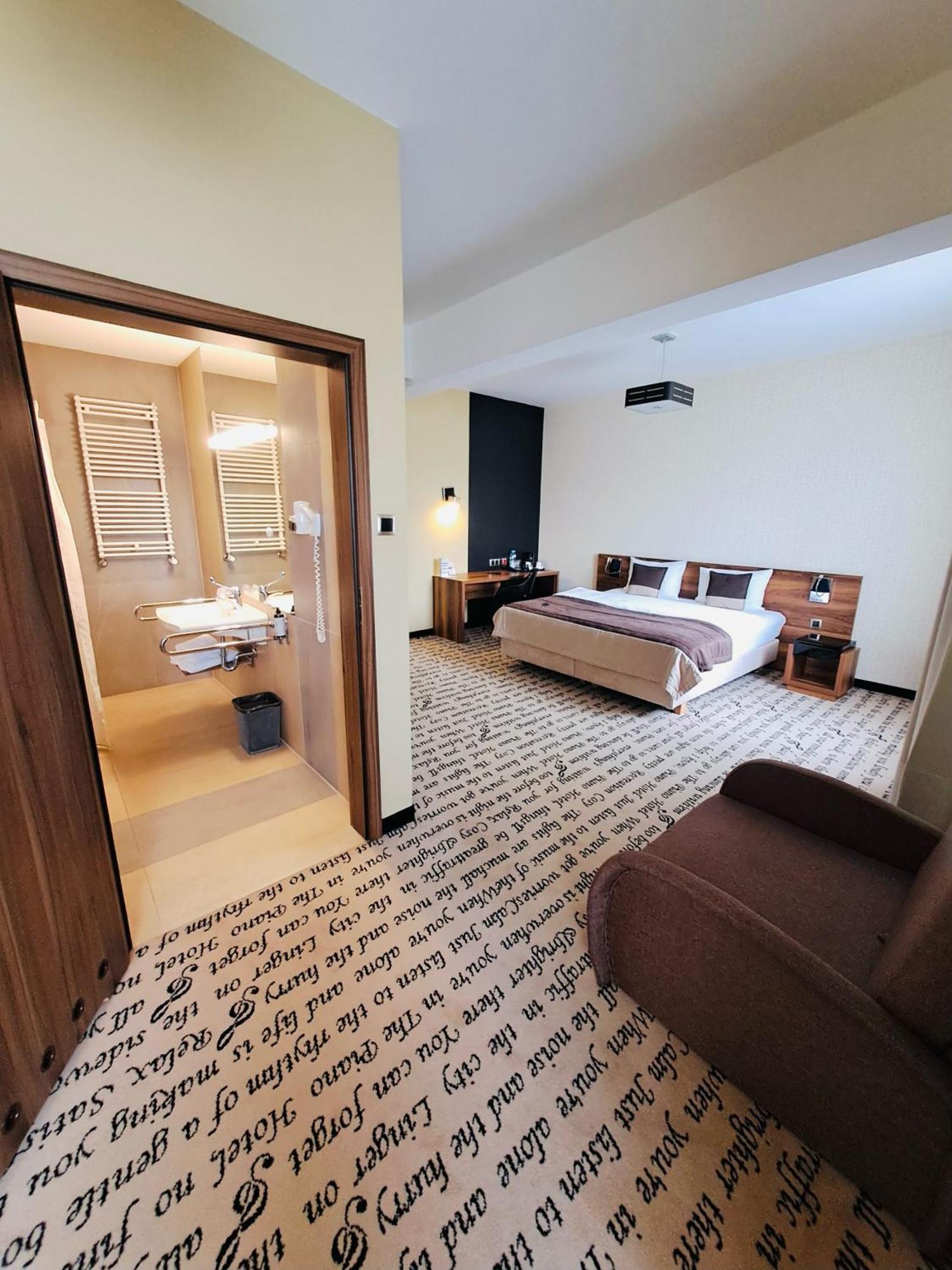 Piano Hotel